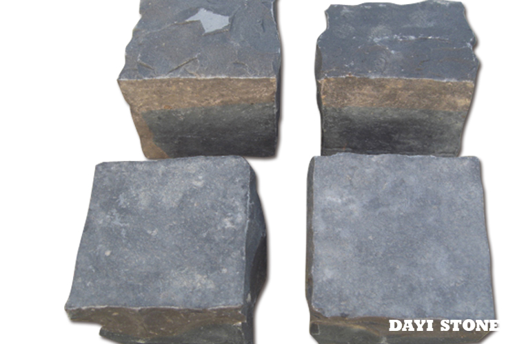 Cubes ZP-Black Basalt Top flamed sides naturul split bottom rough 10x10x10cm